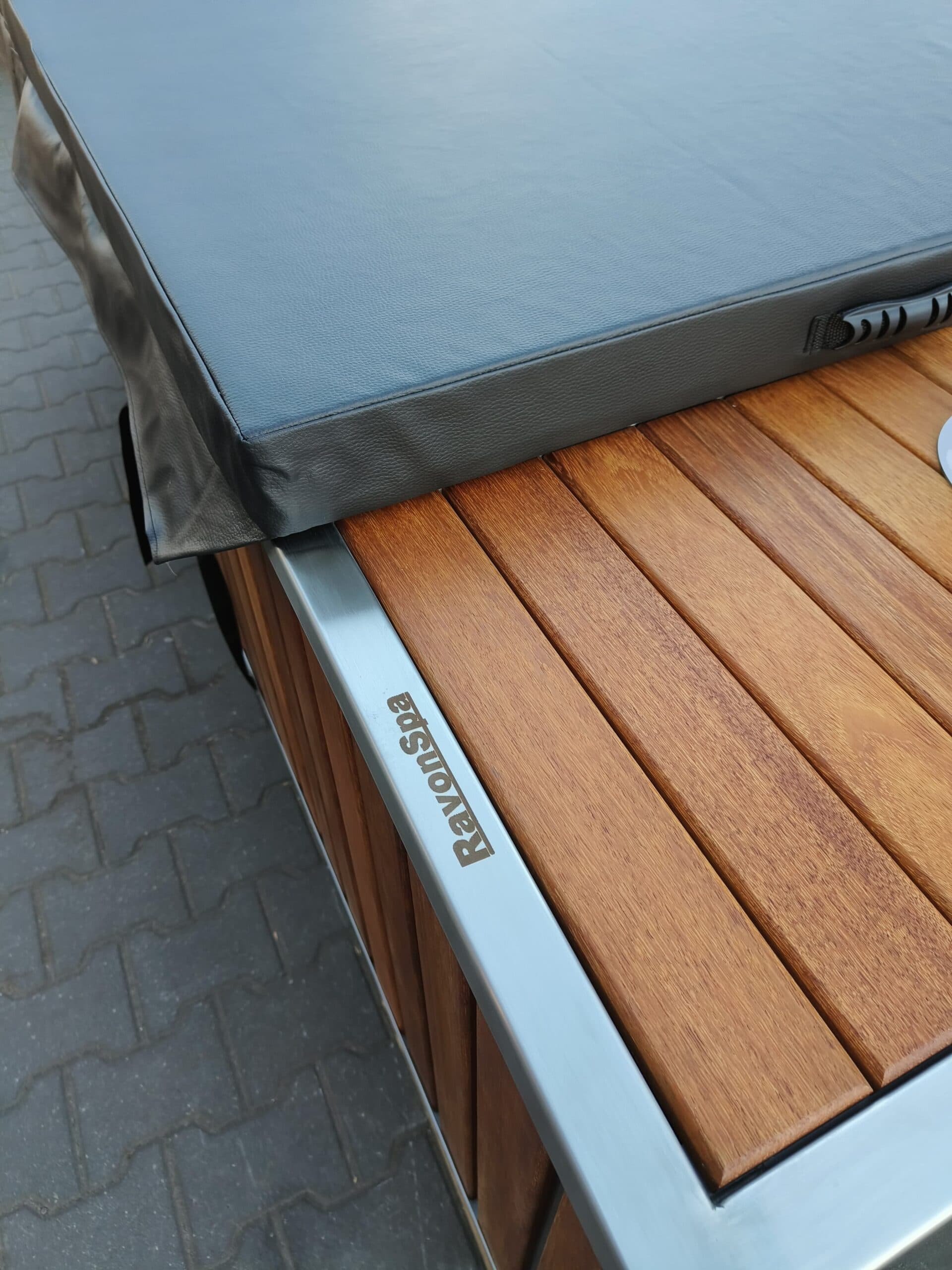 Zahradní vana RavonSpa 2325×940 na dřevo — komerční verze 316L