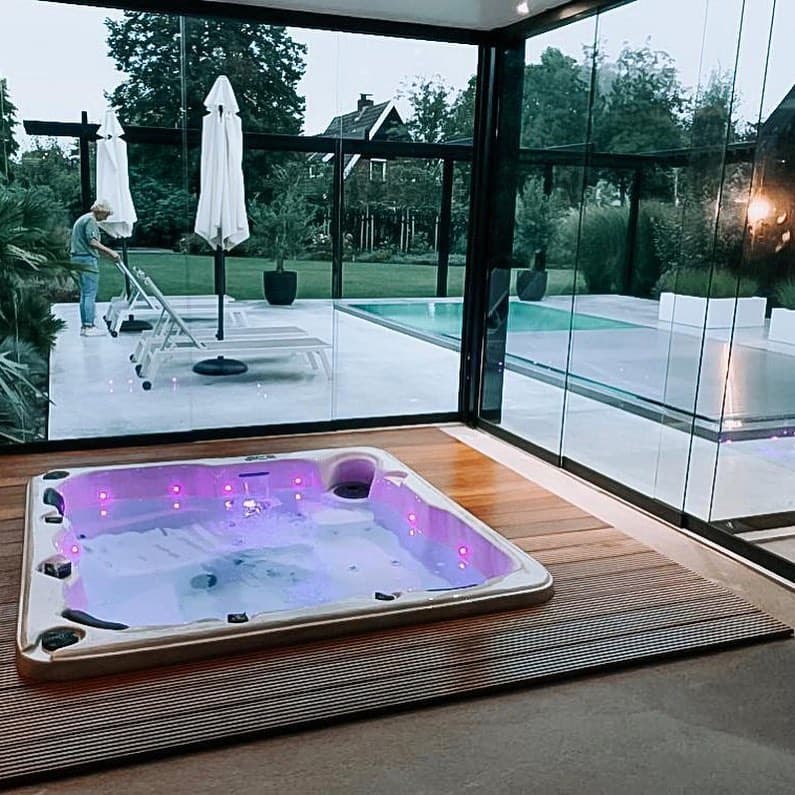 Interiérové spa · fialové LED · bazén