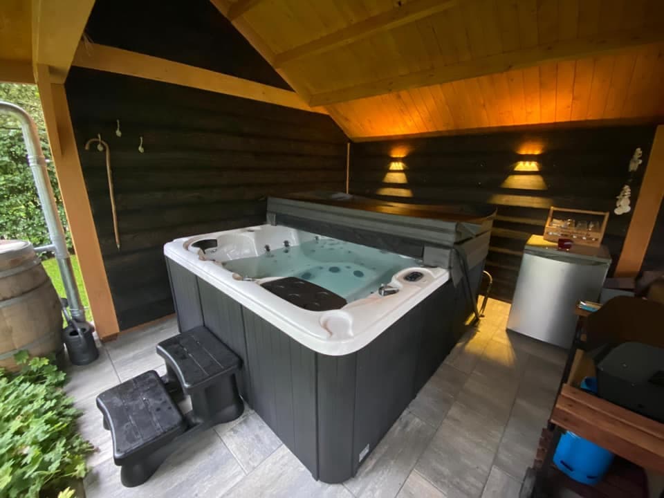 Soukromá spa kabina · dřevo